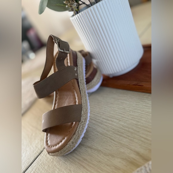 Elegant Tan Espadrille Sandals - Picture 2 of 4